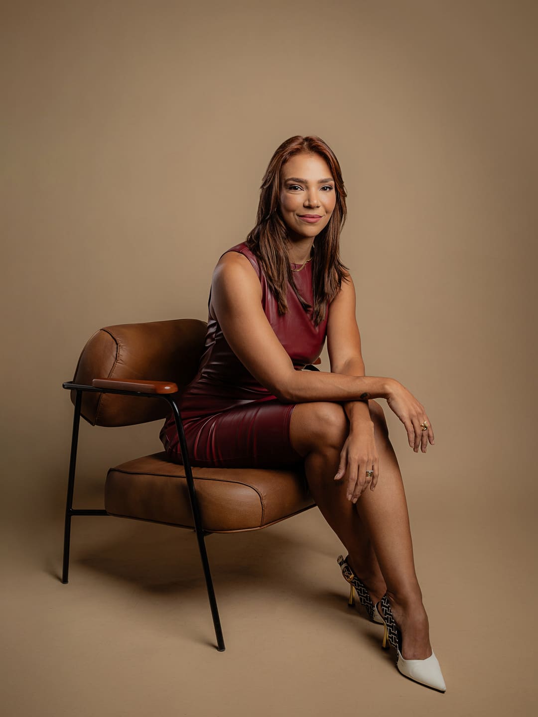 Dra. Rayssa Lamarca sorrindo, retrato em luz quente
